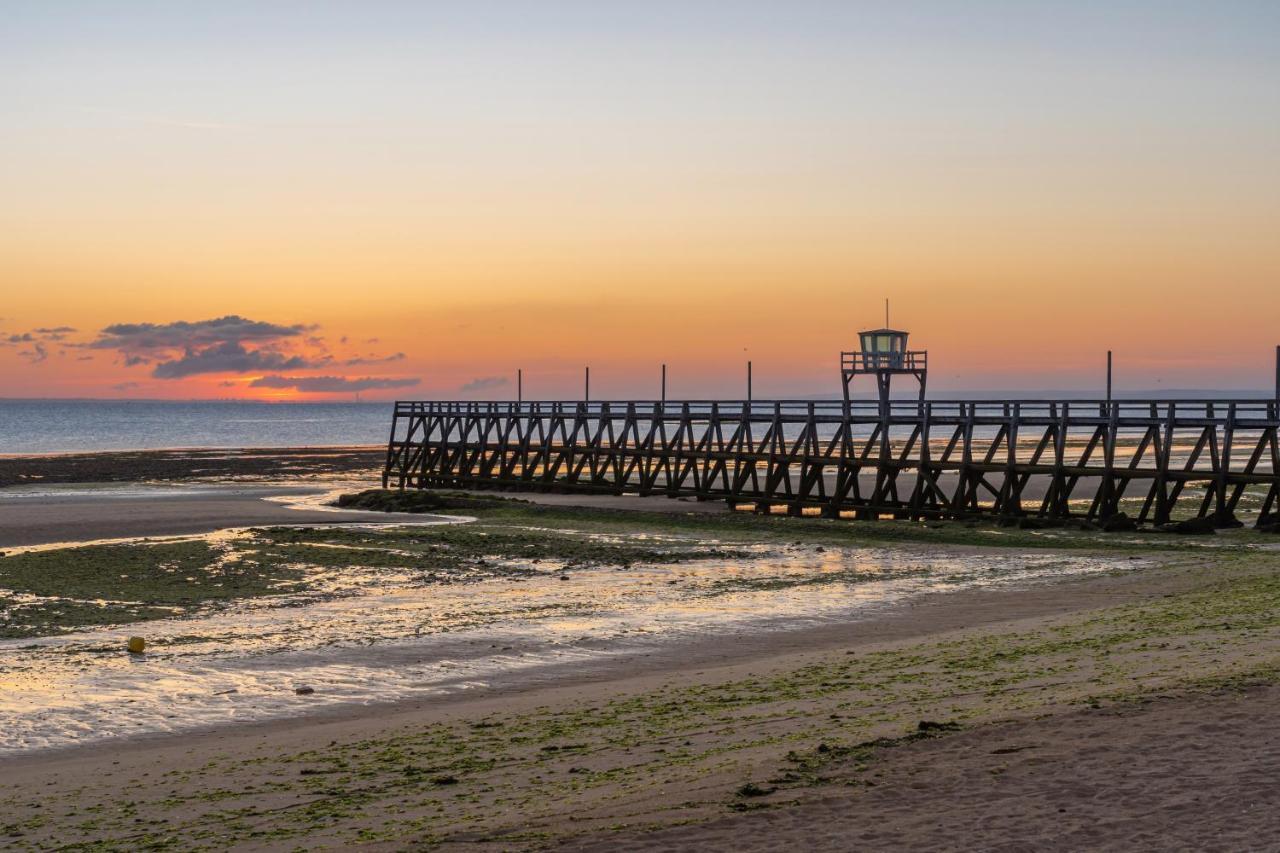Le Gambetta, 100M De La Plage Luc-sur-Mer Buitenkant foto